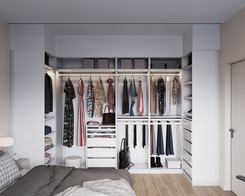 Хозяйская спальная. Зона гардеробной встроенной в нишу.