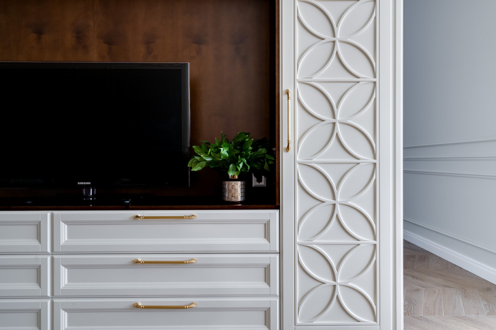 Просторная гостинная с функциональной мебелью