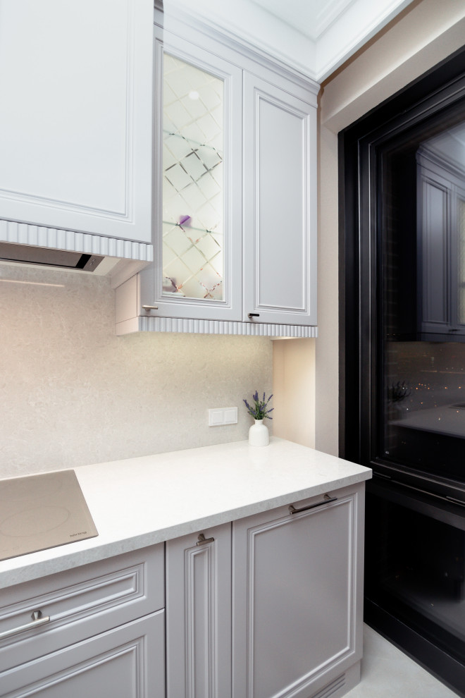Нежно-серая кухня в неоклассическом стиле