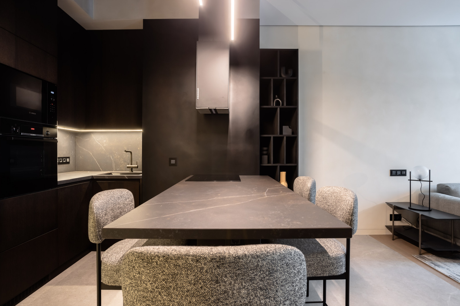 Черно-белая студия с парижским акцентом