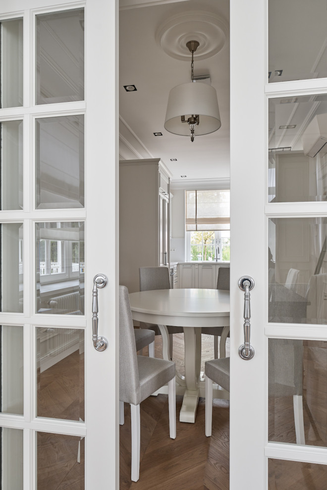 Белый Леон в светлом интерьере