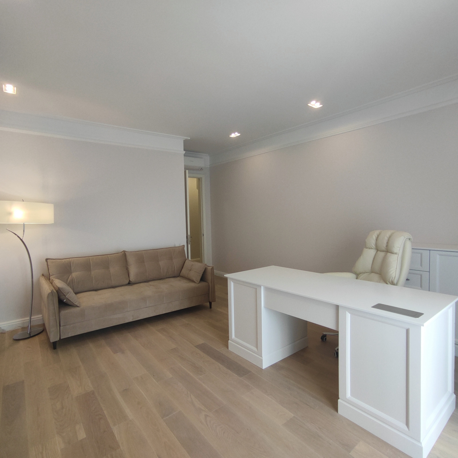 Двухуровневая светлая квартира в неоклассическом стиле