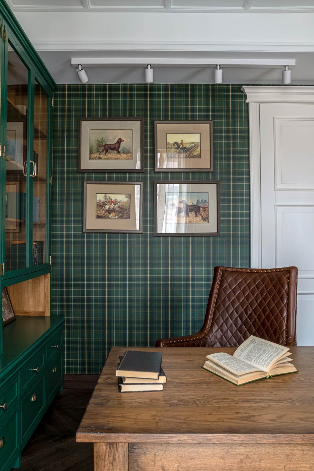 Houzz тур: Таунхаус с оливковой гостиной и чёрной детской