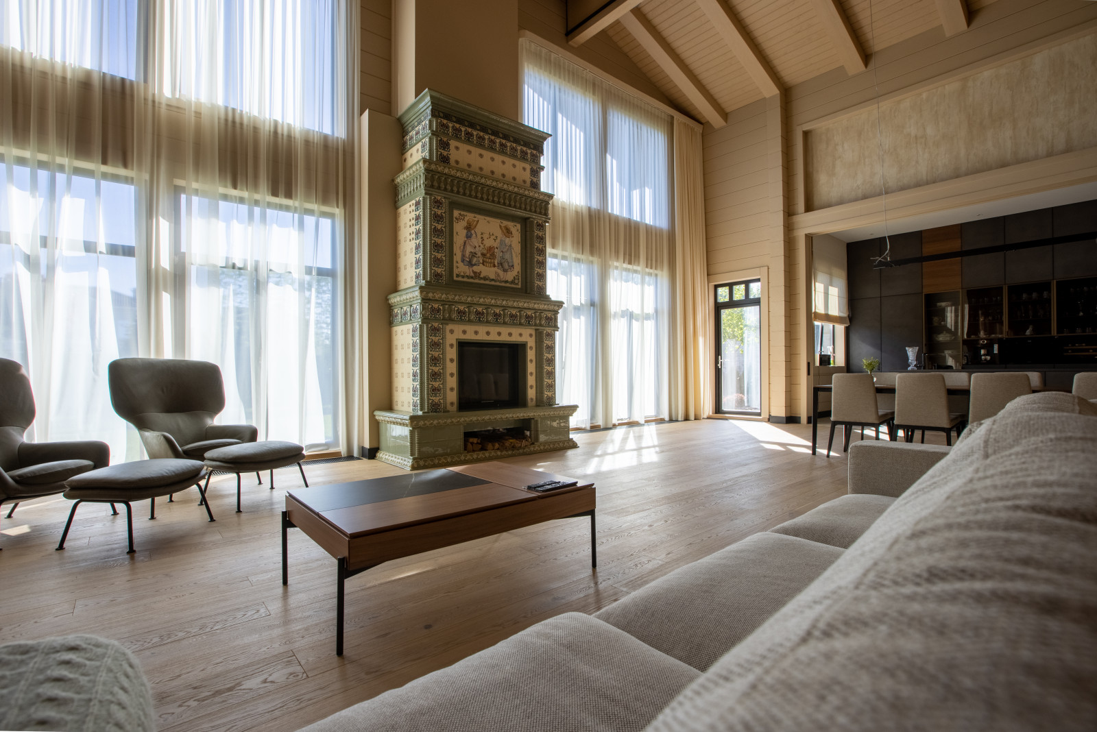 Камин в изразцовой облицовке Арт Нуво