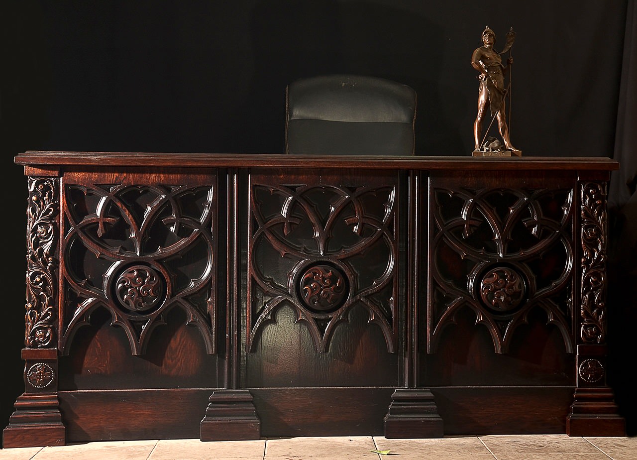 Обложка проекта: Офисный стол, в готическом стиле