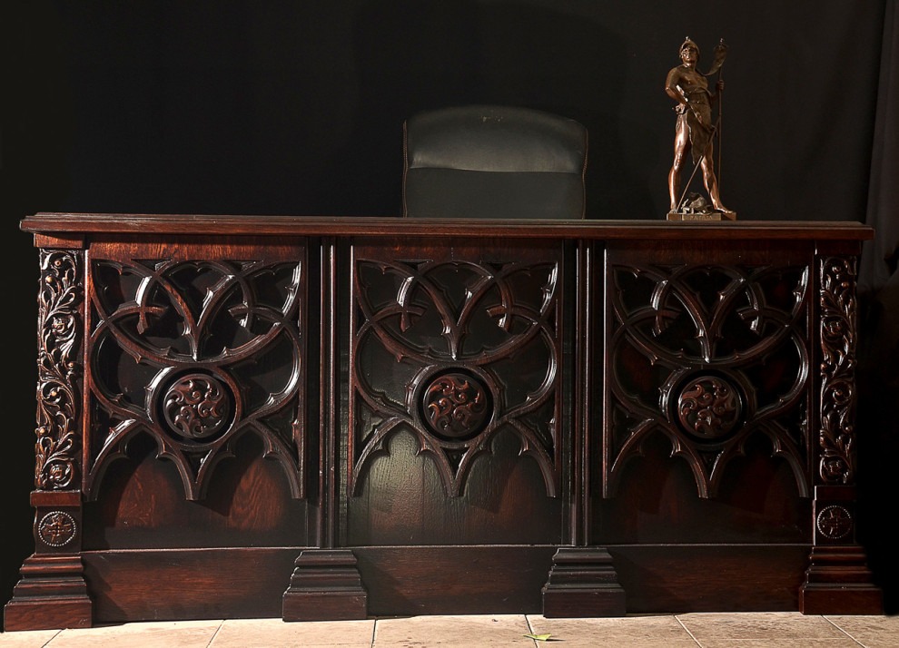 Обложка проекта: Офисный стол, в готическом стиле