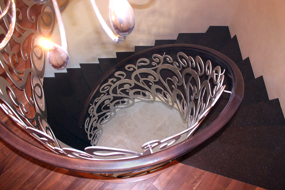 Спиральная бетонная лестница с ограждениями резными лазером