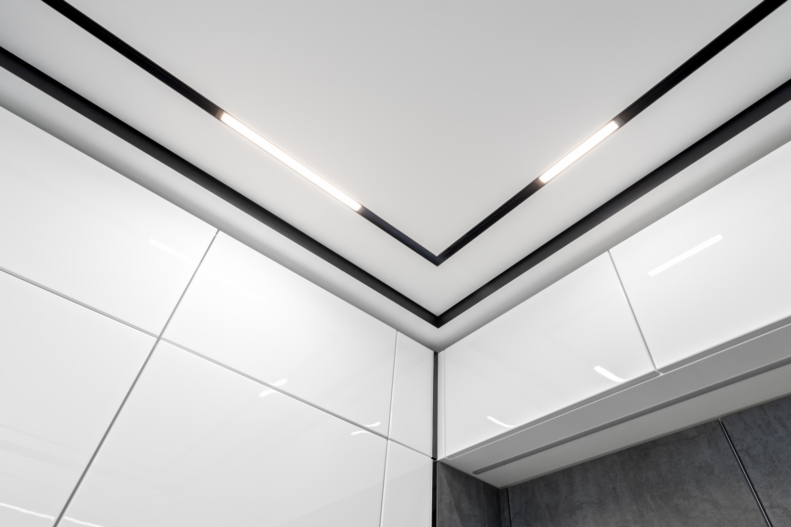 Установка натяжных потолков в квартире.