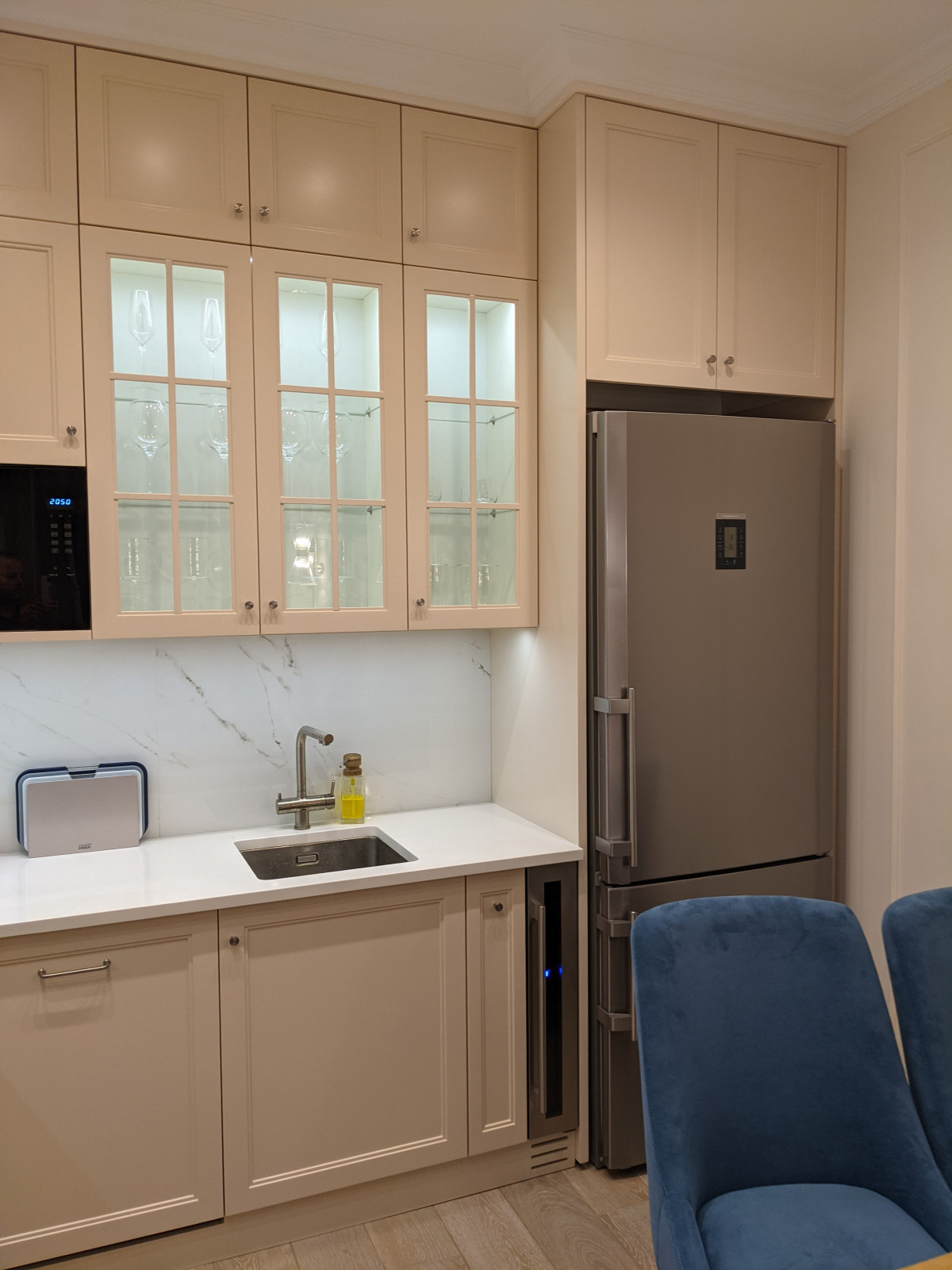 Маленькая белая кухня в неоклассическом стиле