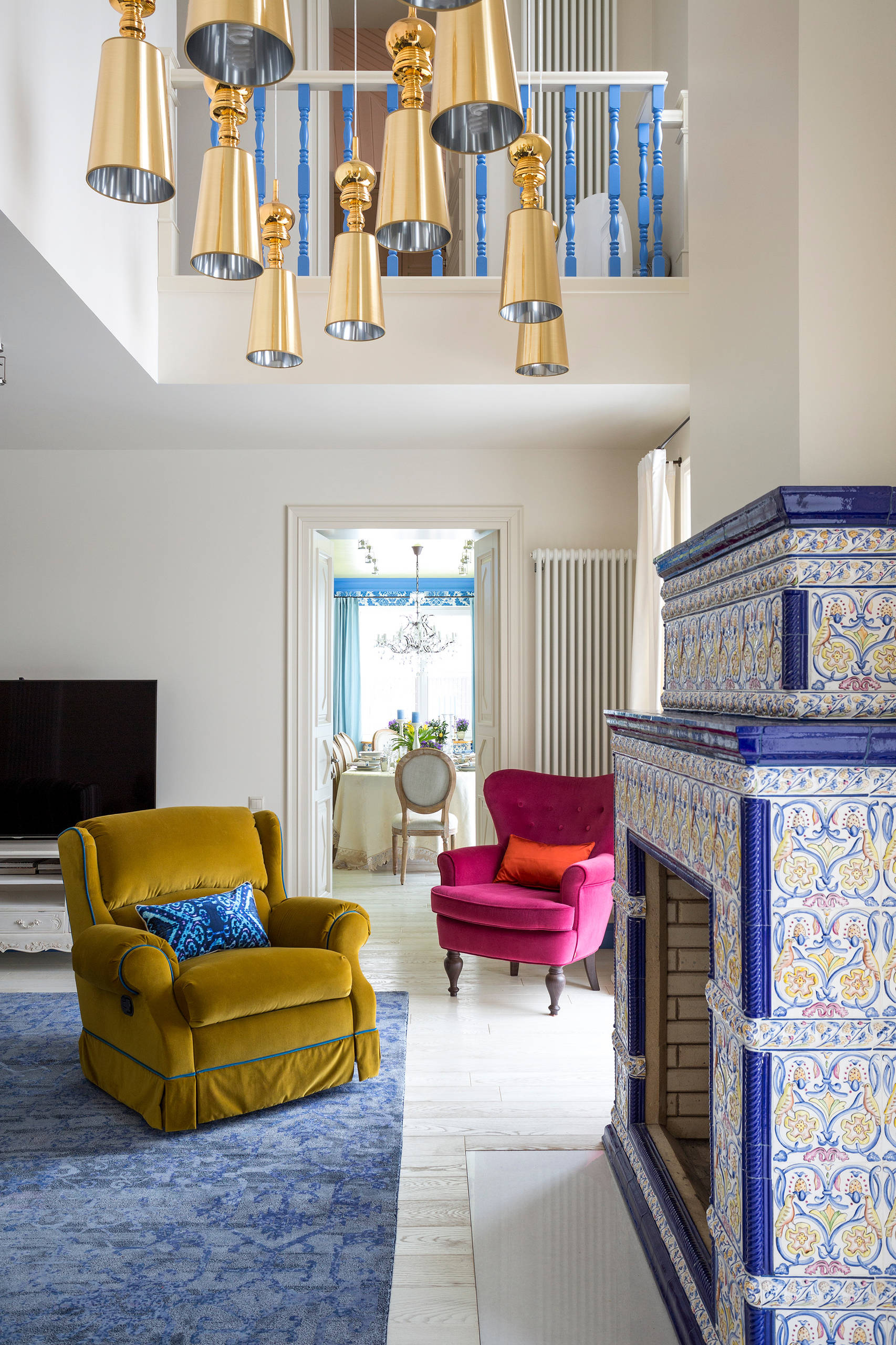 Houzz тур: Камин с изразцами и русские мотивы в доме для трех поколений