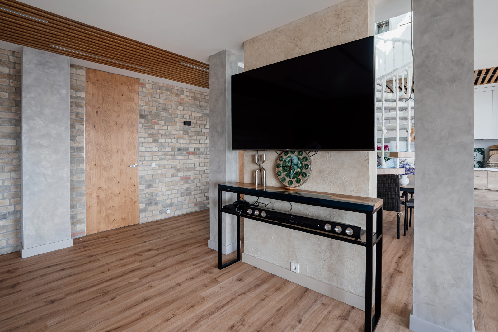 Обложка проекта: Авторская фактура декоративной штукатурки в квартире с террасой