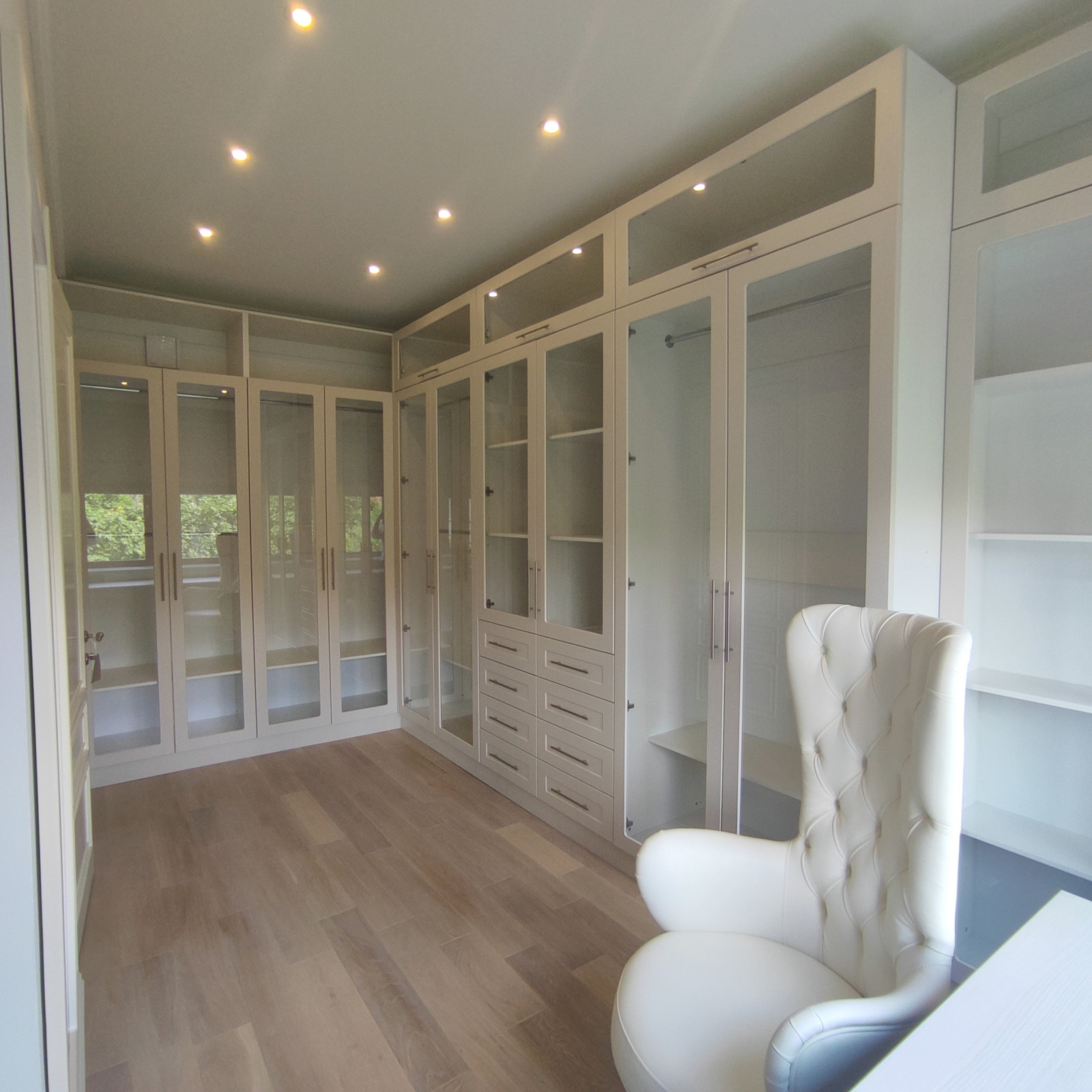 Двухуровневая светлая квартира в неоклассическом стиле