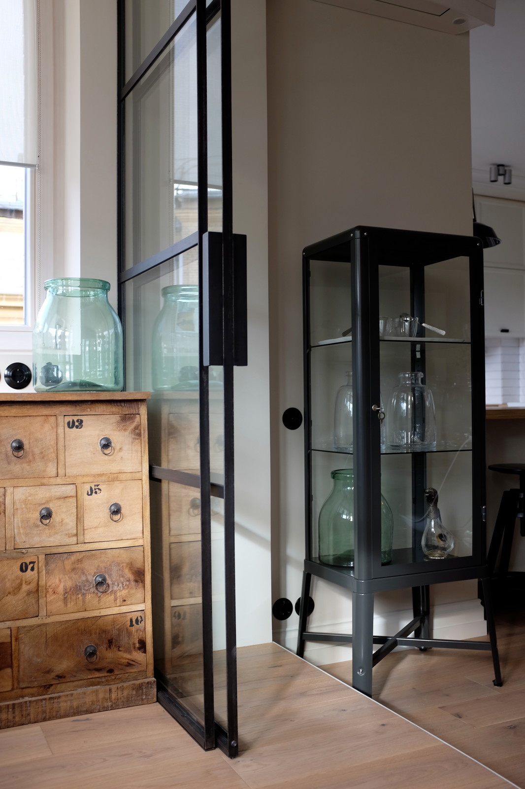 Перегородки из чёрного металла и стекла