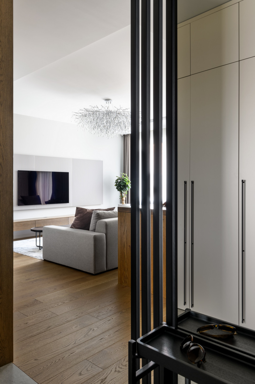 Натуральные материалы в интерьере трехкомнатной квартиры