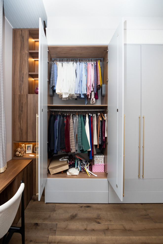 Меблировка спальни: шкаф, стеллаж и стол-подоконник