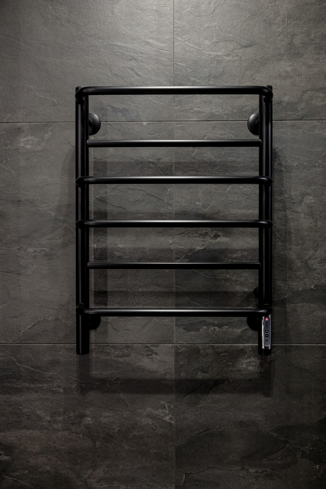 Проект с черными ванными комнатами