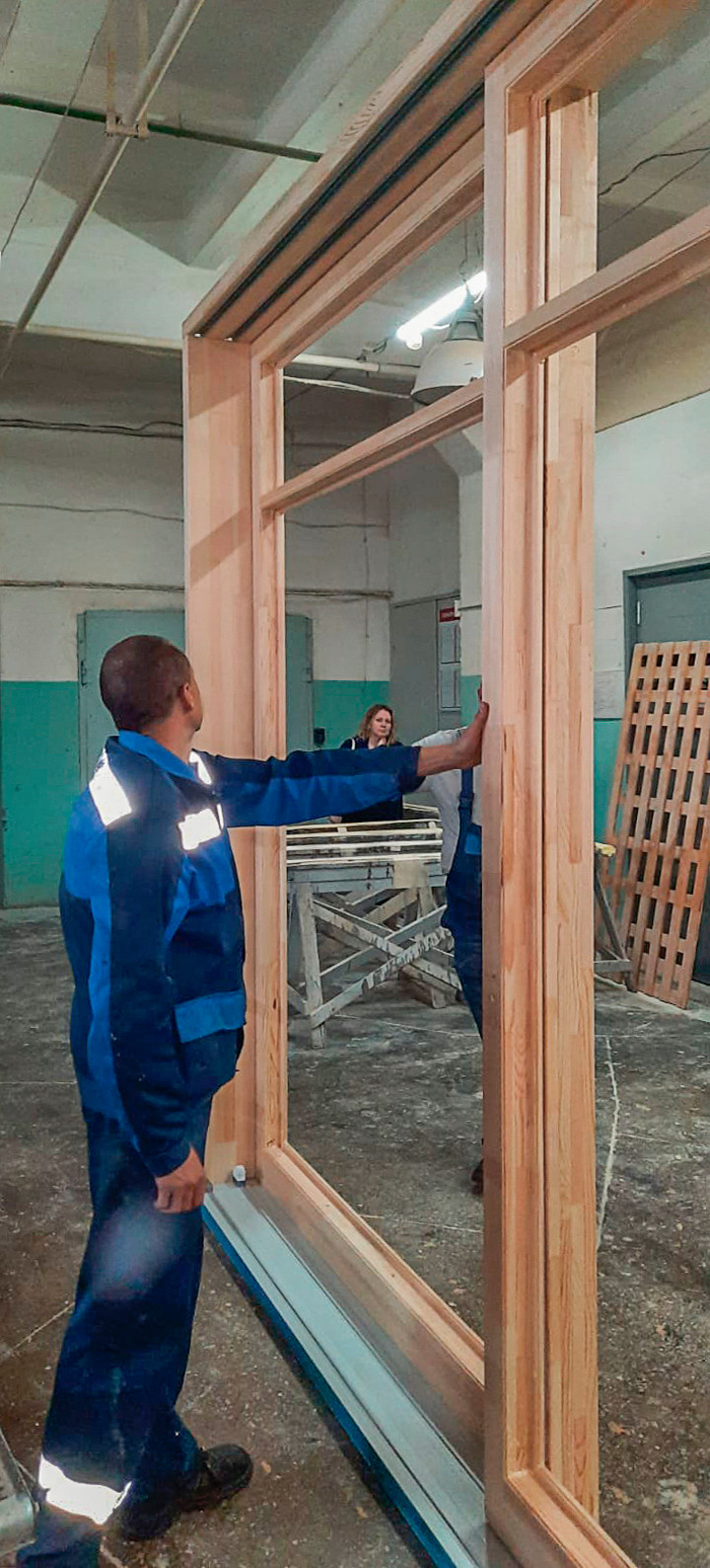 Остекление летней кухни двумя большими HS-порталами и дверью из сосны