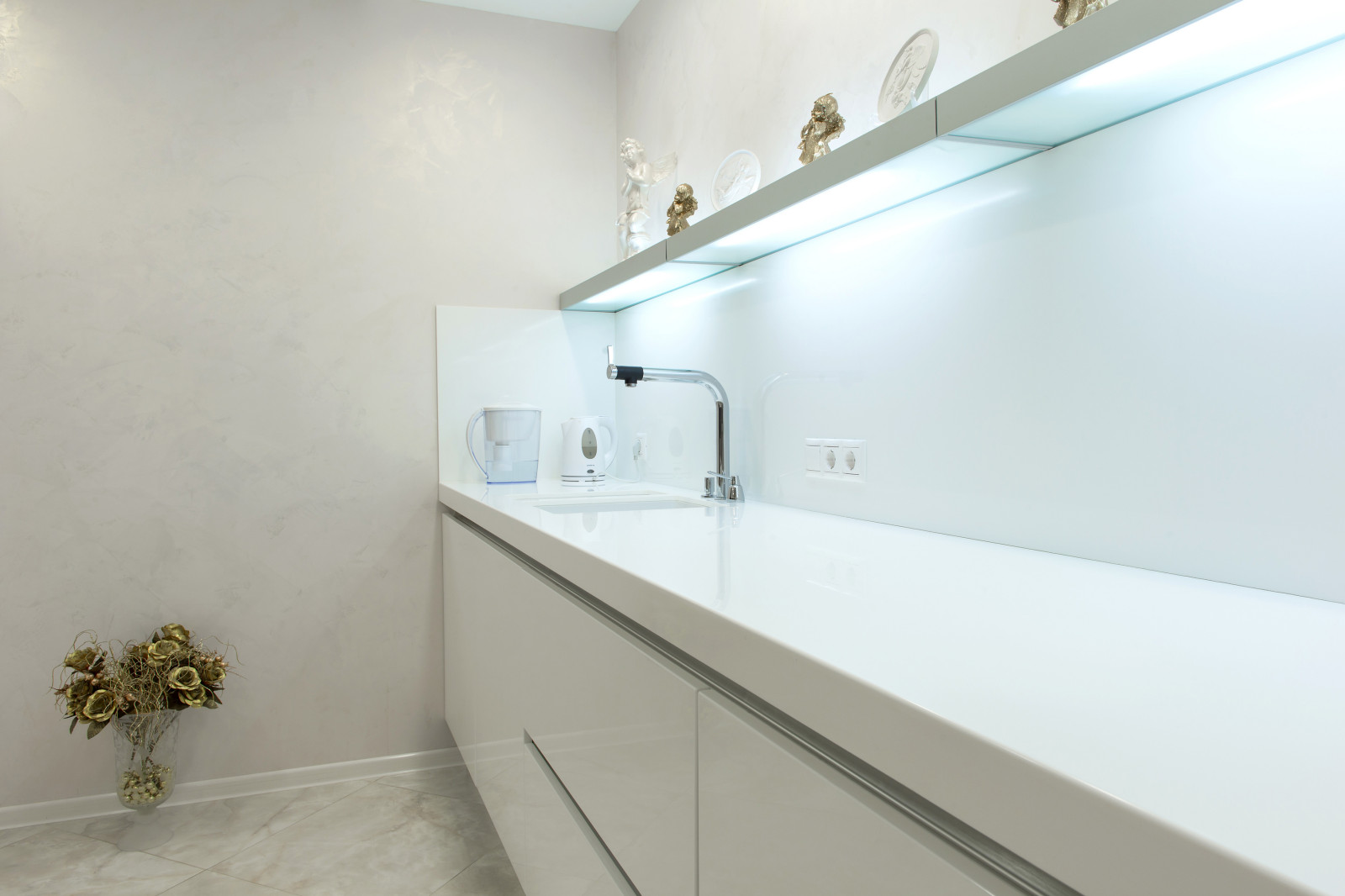 белая кухня без ручек с островом