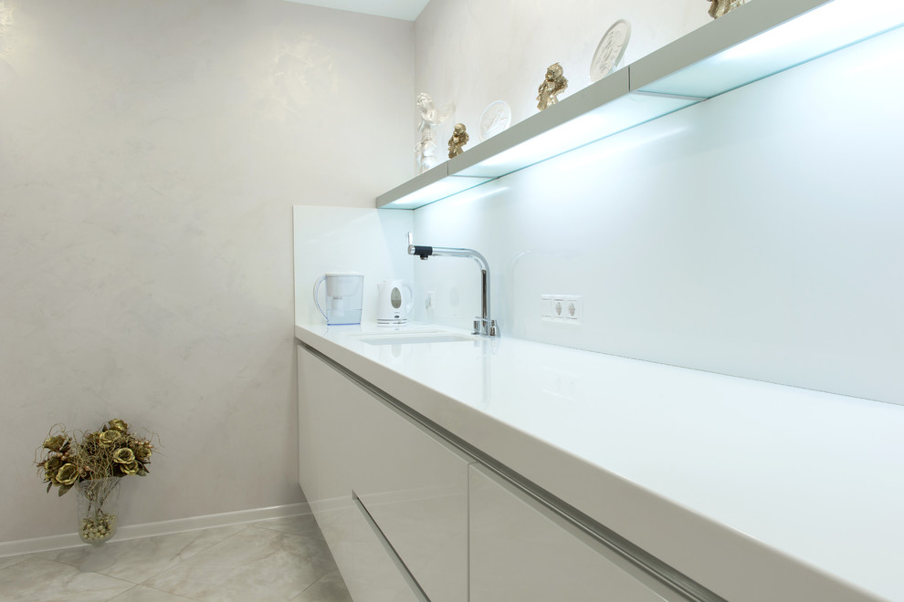 белая кухня без ручек с островом