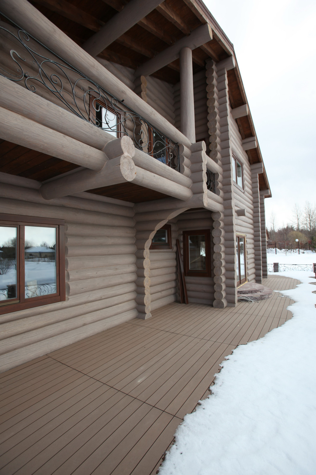 Дом из бревна .