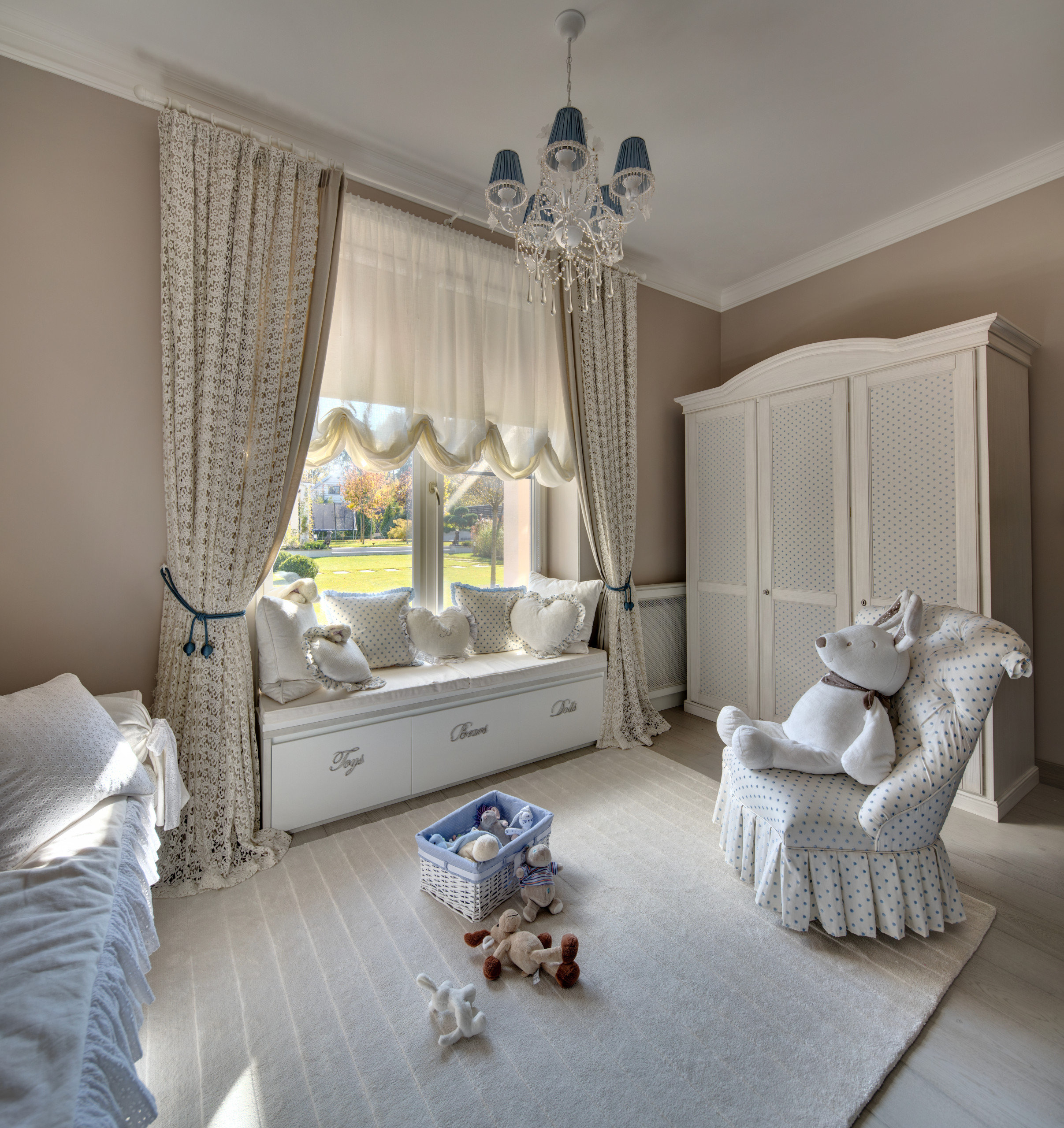 Houzz Украина: Дом с гардеробной под крышей для молодой семьи