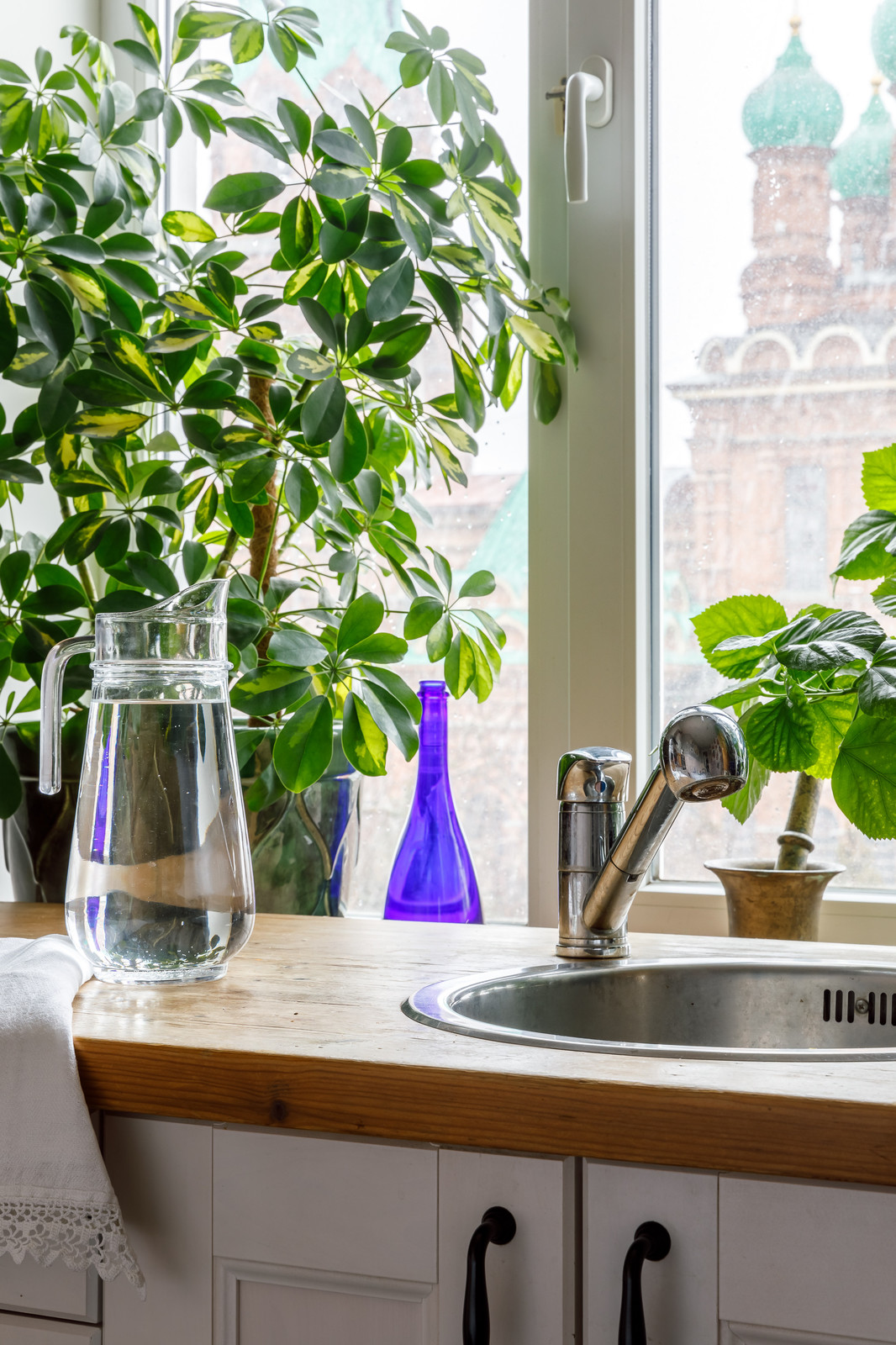 Кухня в видовой квартире в центре Краснодара