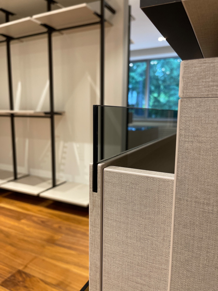 Распашной шкаф с системой RPE raumplus и Гардеробная система UNO raumplus