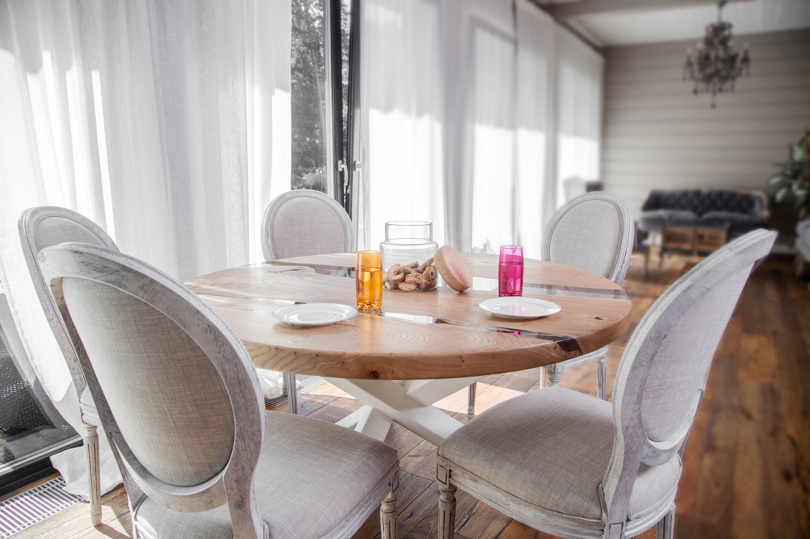 Круглый стол-река из вяза Монино