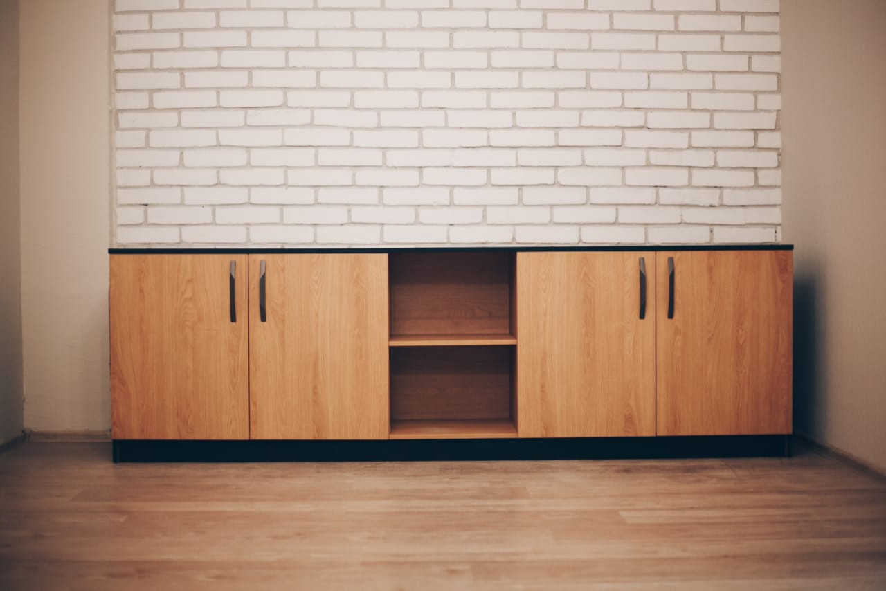 Обложка проекта: Низкий шкаф с закрывающимися створками