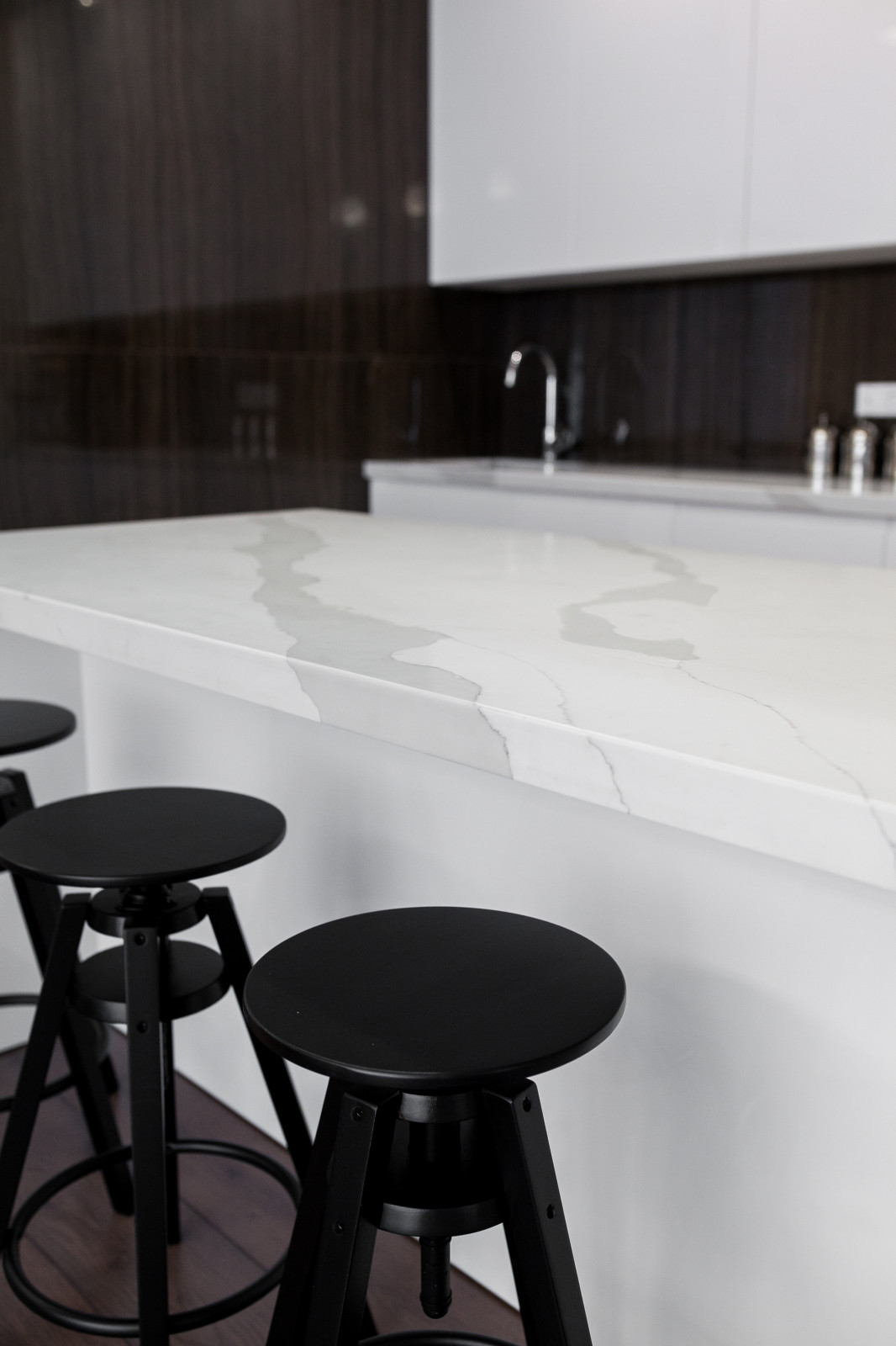 Светлая кухня в современном стиле