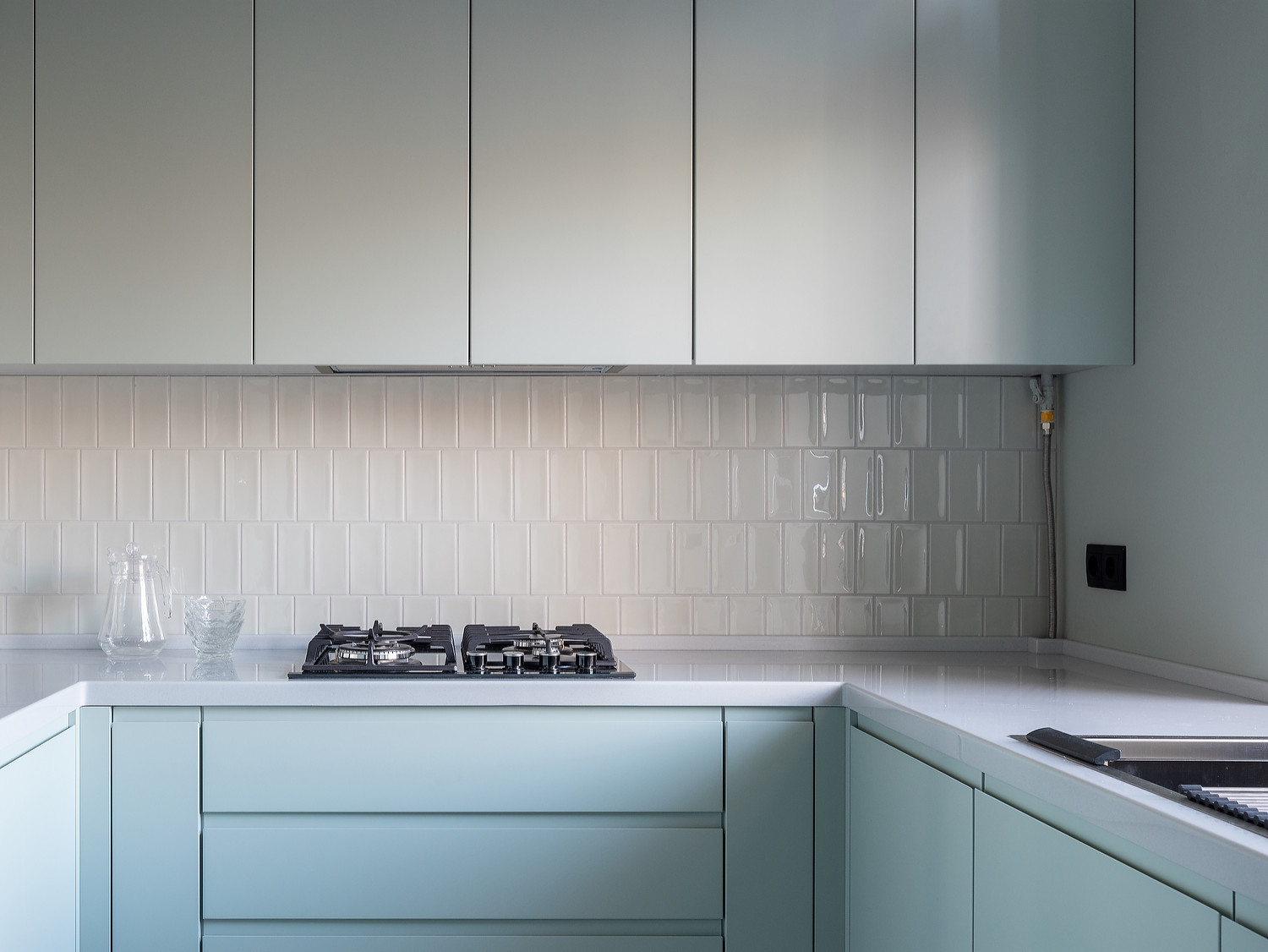 Встроенная вытяжка Konigin Flatbox Black 60 в ТВ проекте.