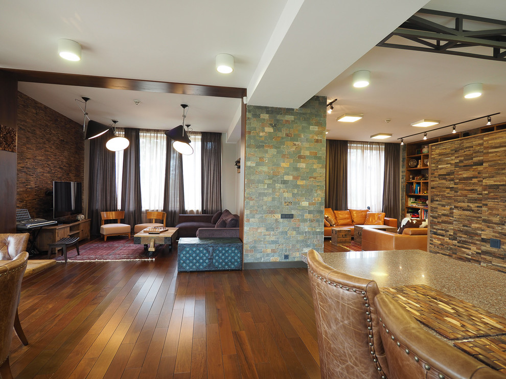 Отдельно выделенные каминная и зона TV объединены в единое пространство с кухней