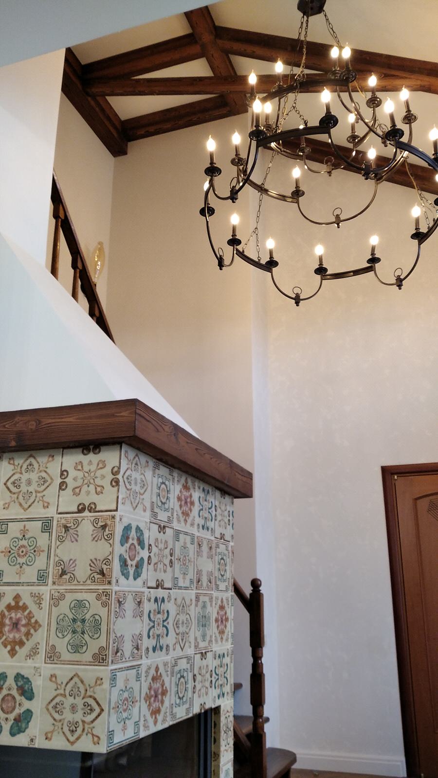 Декоративные балки из лиственницы в двухэтажной квартире в центре Москвы