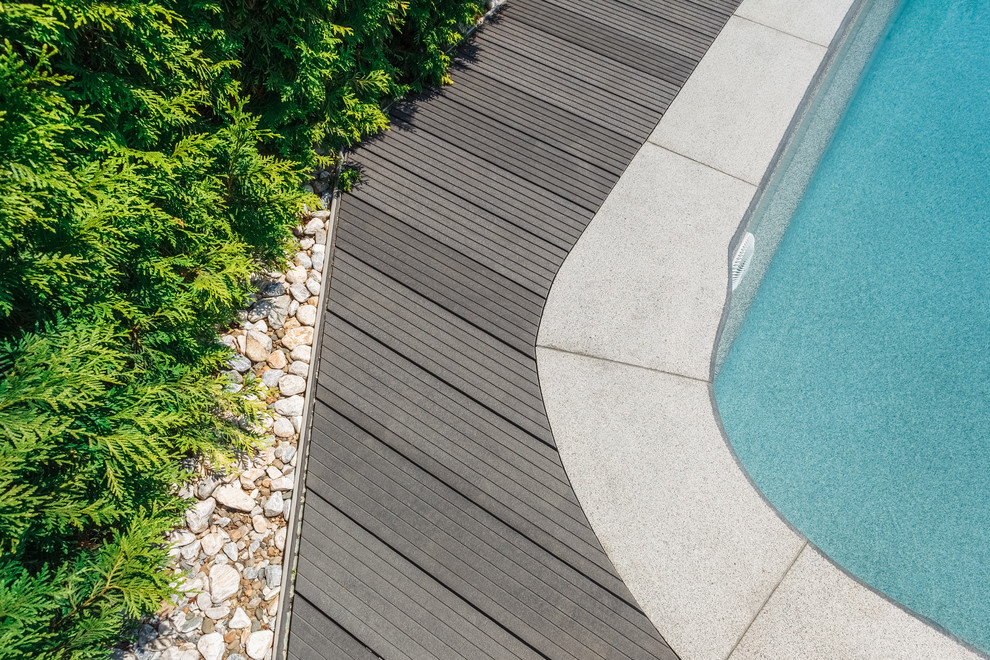 Бассейн на территории частного дома.