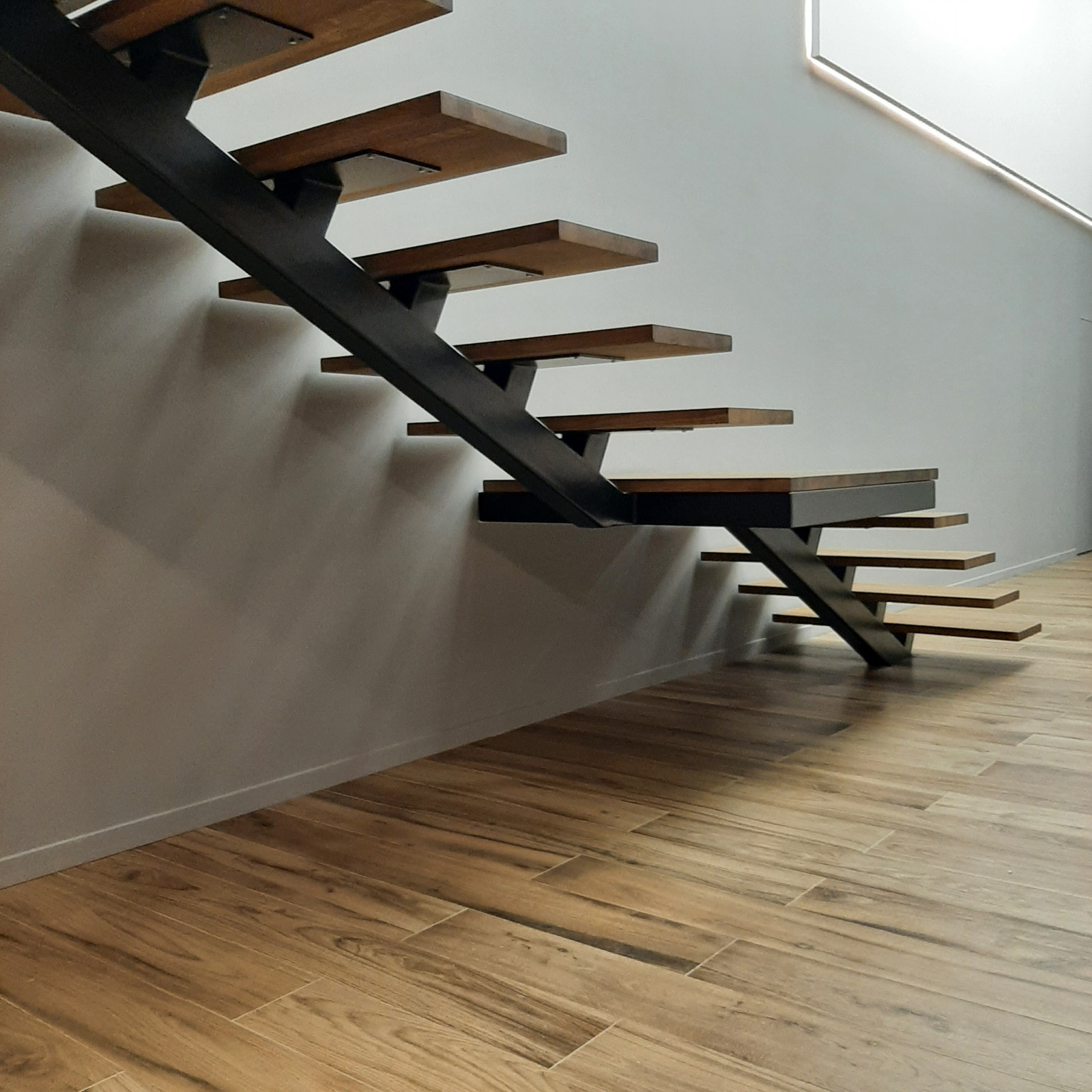 Лестница на монокосоуре с опорными столбами внутри стены из пеноблока