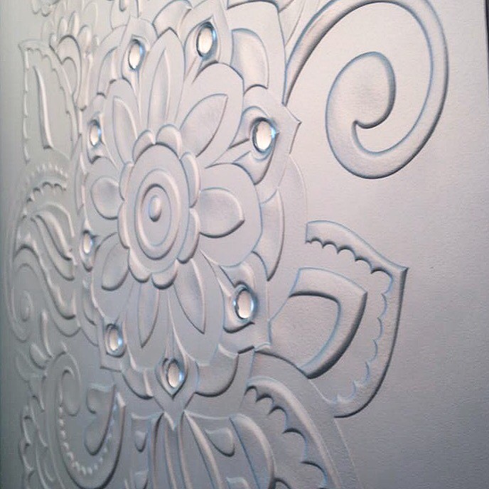 Фрагмент вставки в дверь выполненной в пескоструйной технике с наклейкой декорат