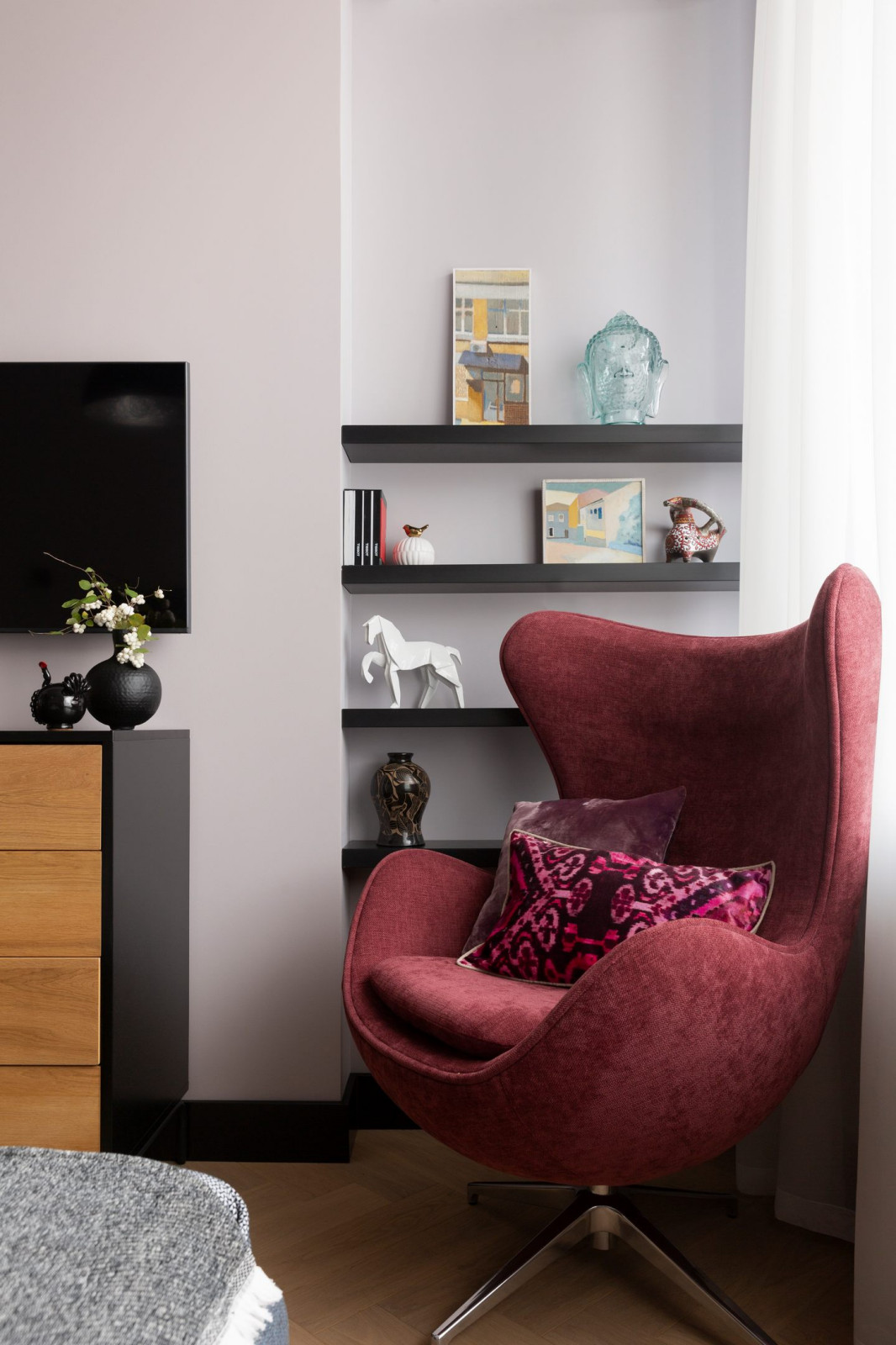 Публикация ElleDecoration.ru Квартира 48 м² в сочной цветовой гамме в Москве