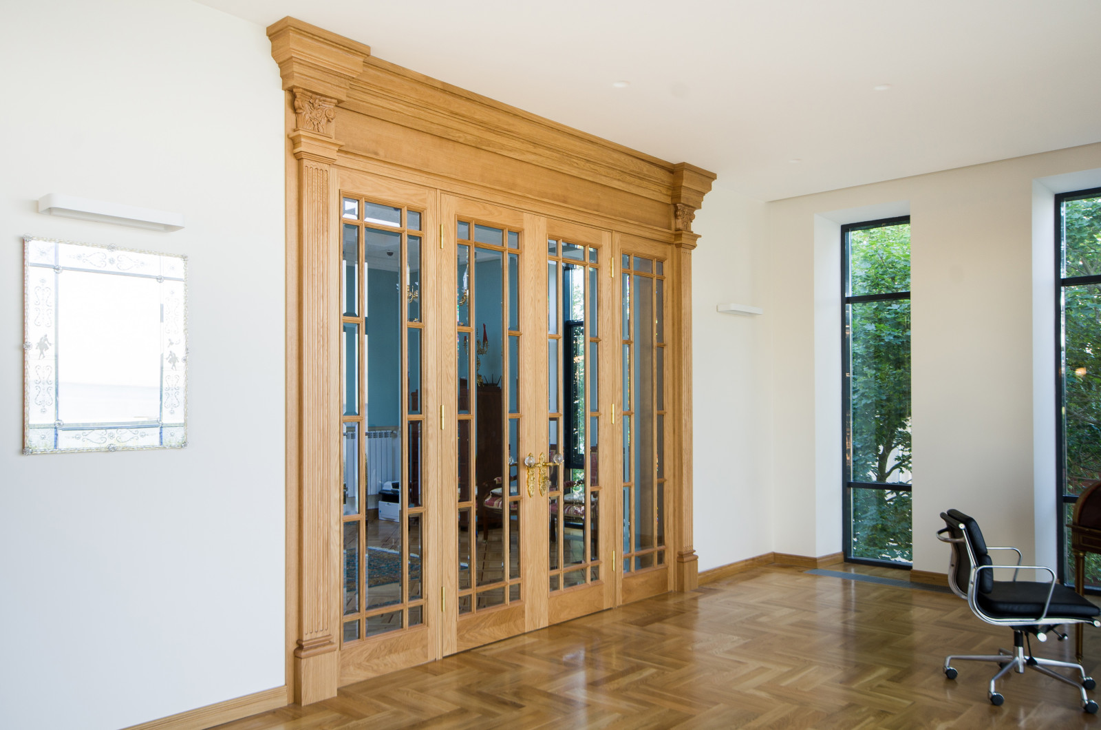 Двери дубовые с элементами резьбы