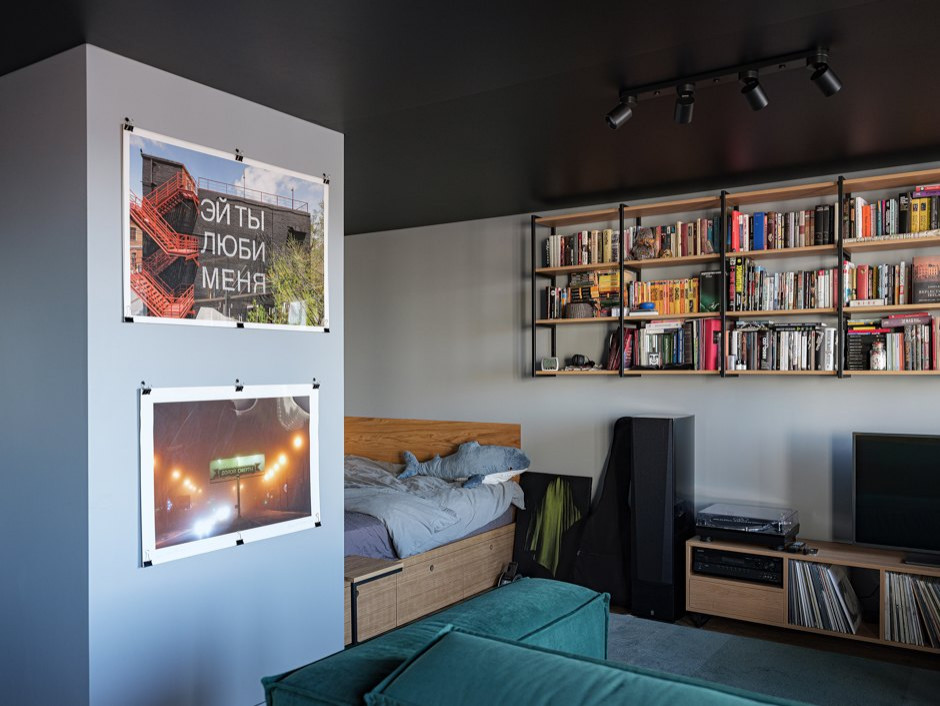 Квартира-студия с черным потолком в стиле лофт