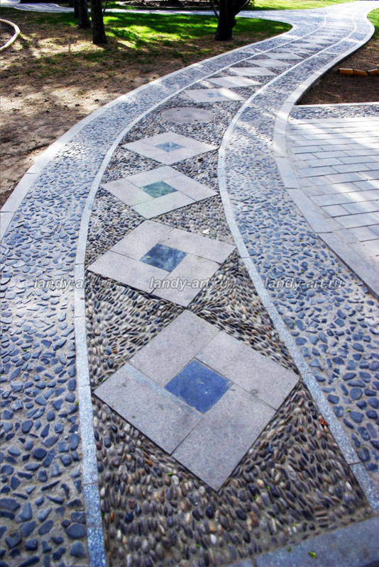 Обложка проекта: Мощение узорами с использованием разных материалов.