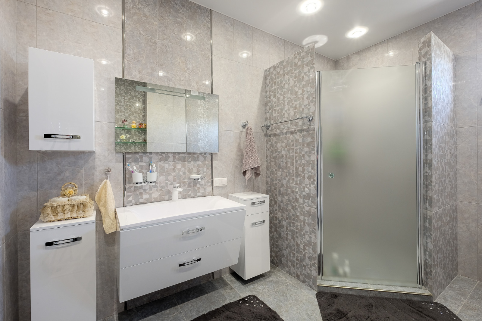 Обложка альбома: ванная неоклассика