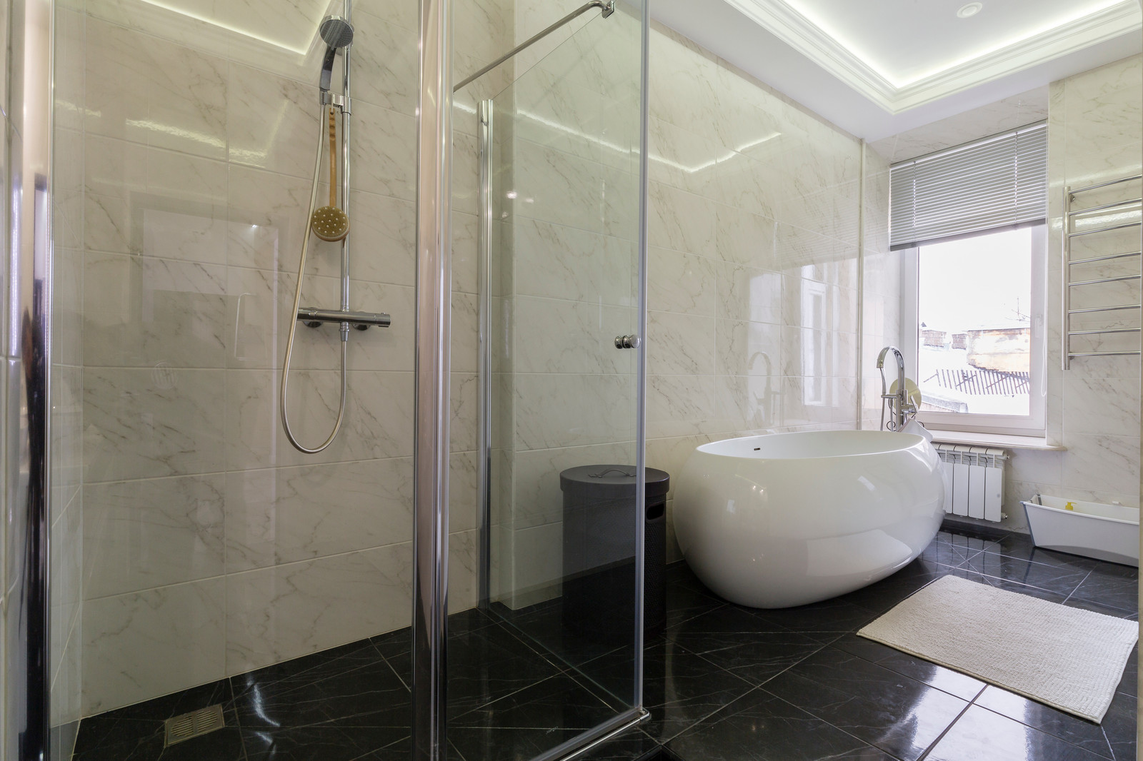 STYLISH LUX APARTMENT IN THE HEART OF THE CITY