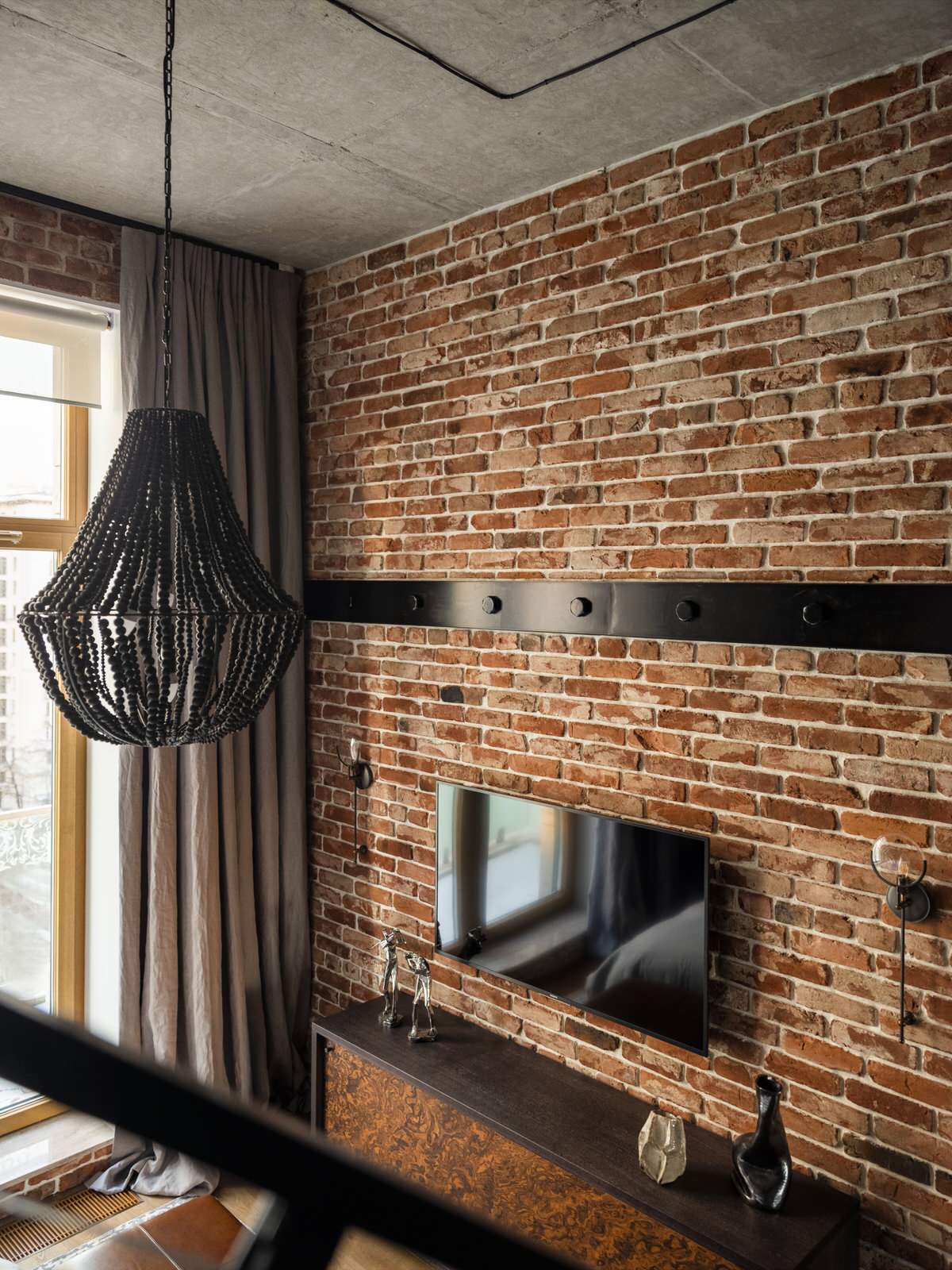 Houzz тур: Лофт в двухэтажной квартире с мопедом под лестницей