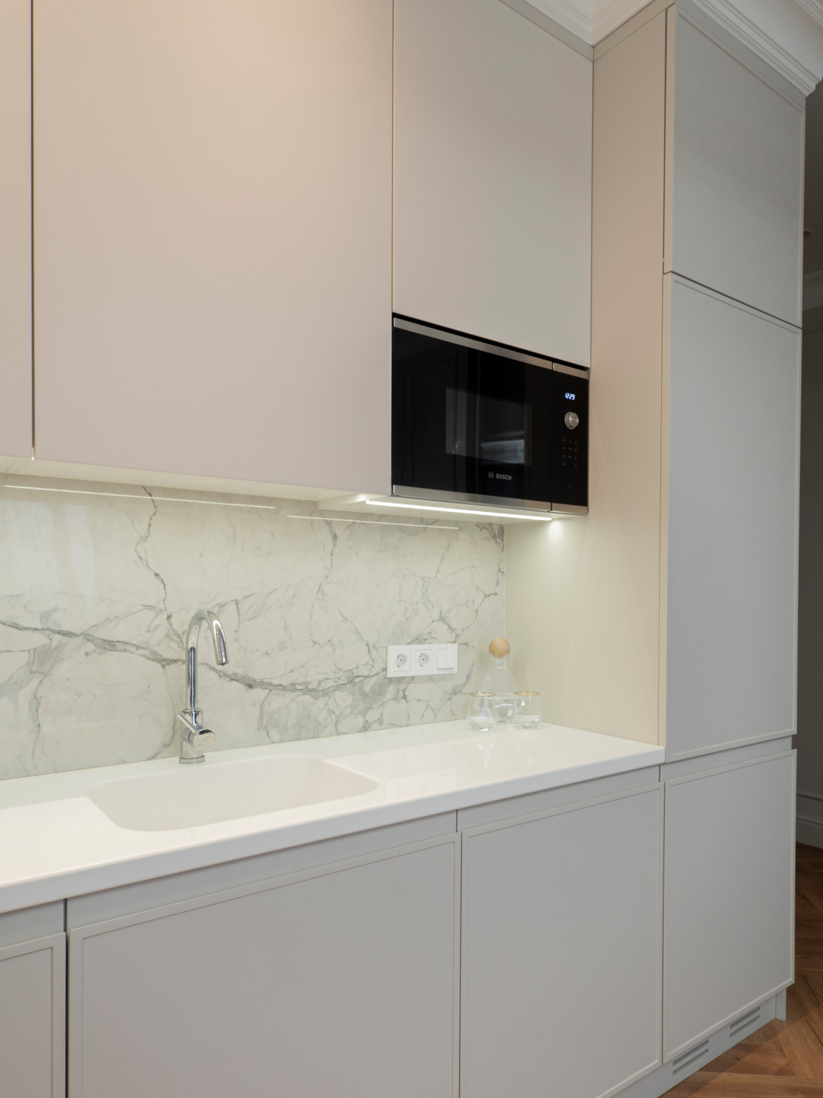 Белая кухня в стиле минимализм