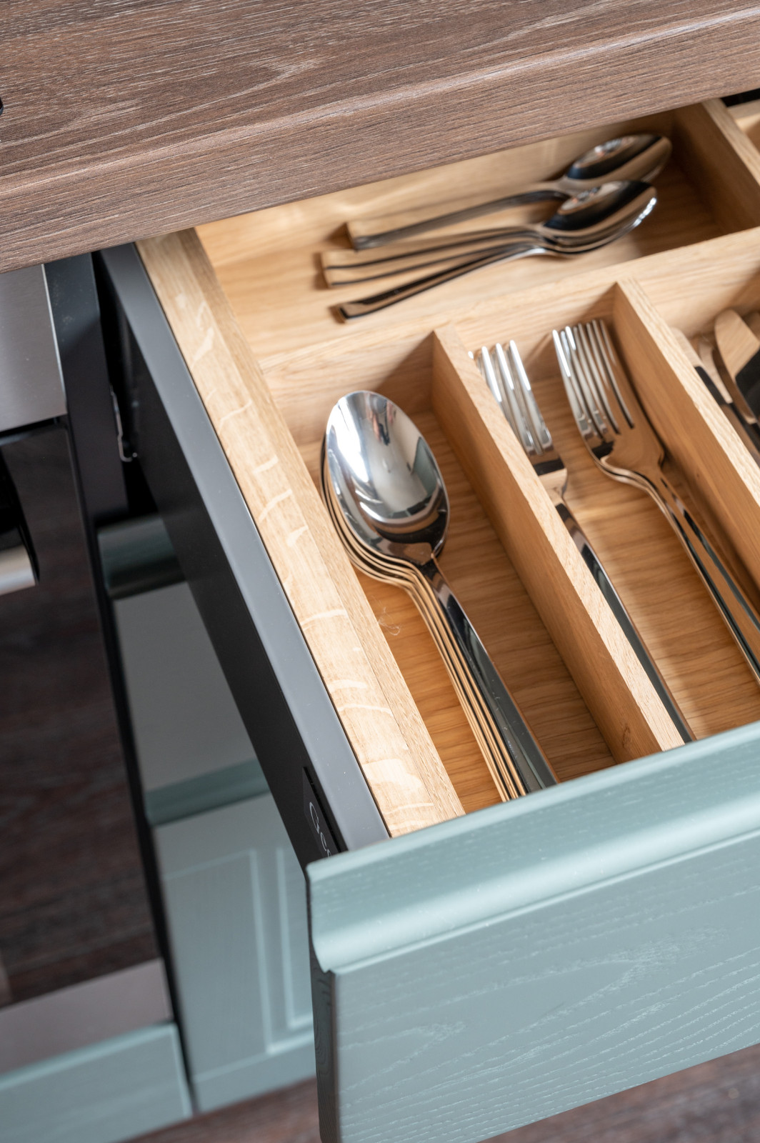 Кухня из массива с интегрированной ручкой