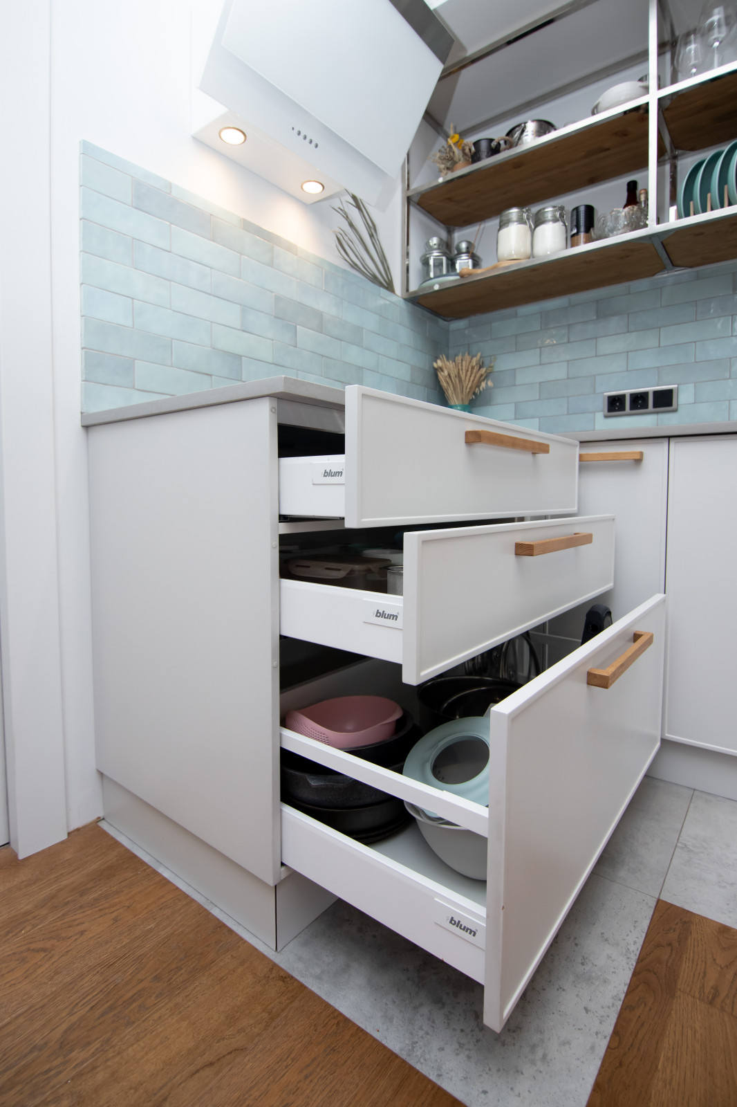 Светлая кухня в неоклассическом стиле