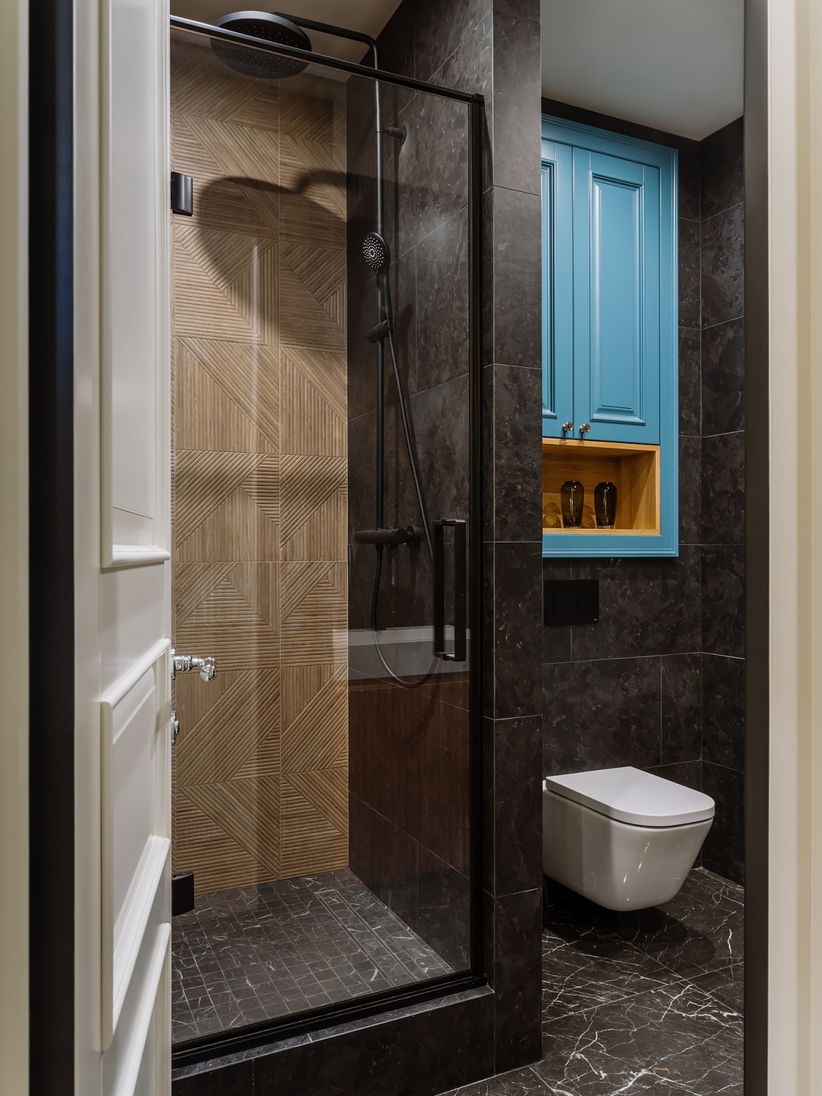 Houzz тур: Квартира в спокойных тонах с драматичной ванной