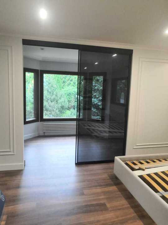 Подвесные двери AIR raumplus 150 черные, стекло с пленкой графит