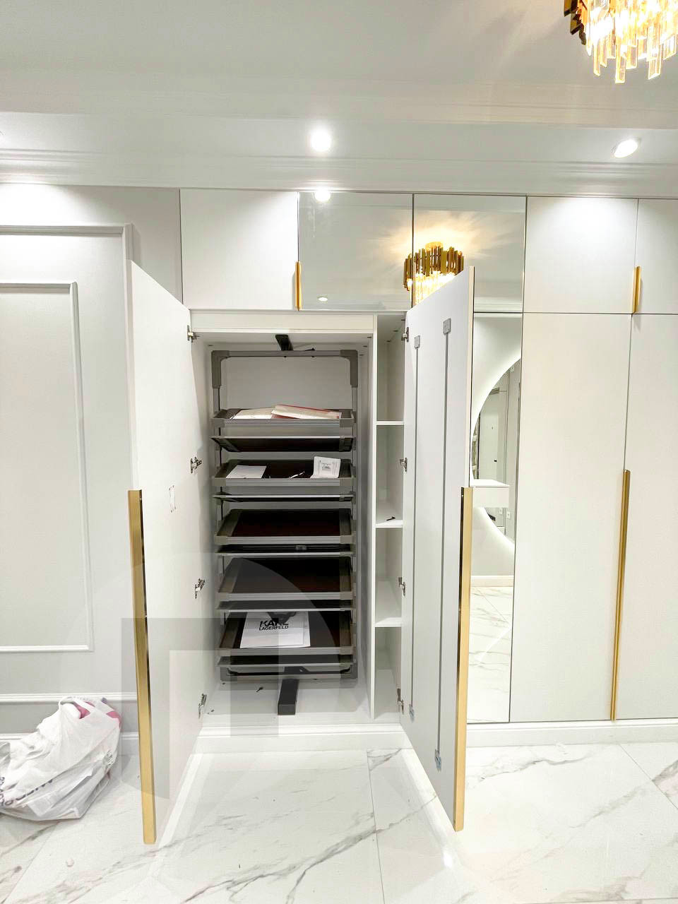 Обложка проекта: Зеркальный шкаф в прихожую