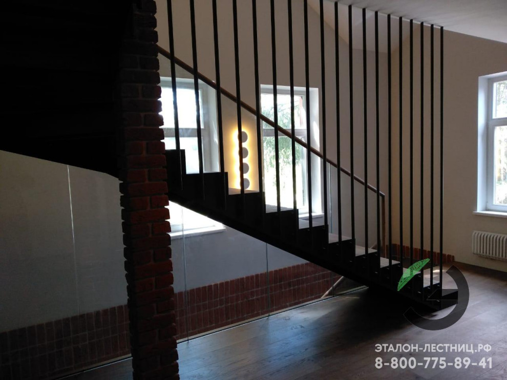 Лестница на металлическом каркасе